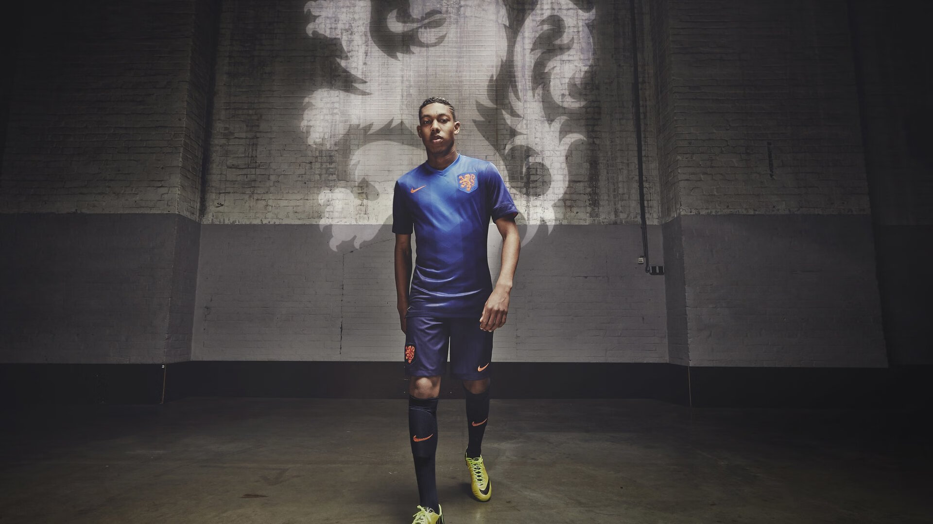 橙色风暴中的蓝白光芒，迪巴拉关键先生本色助荷兰正面击溃洪都拉斯